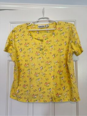 Country Store Size Large Yellow Floral Short-Sleeve Henley Top